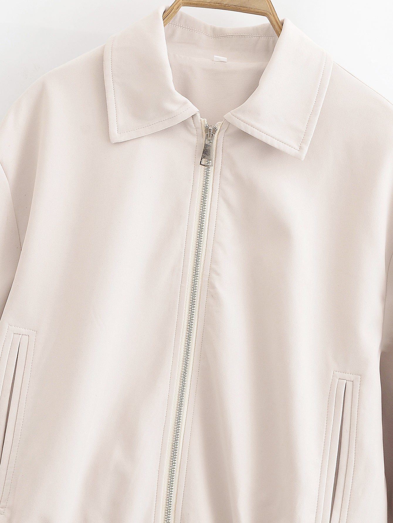 Jaqueta A Sentinela de Hawkins: Bomber Exclusiva TRAF - Atitude e Conforto Vintage.