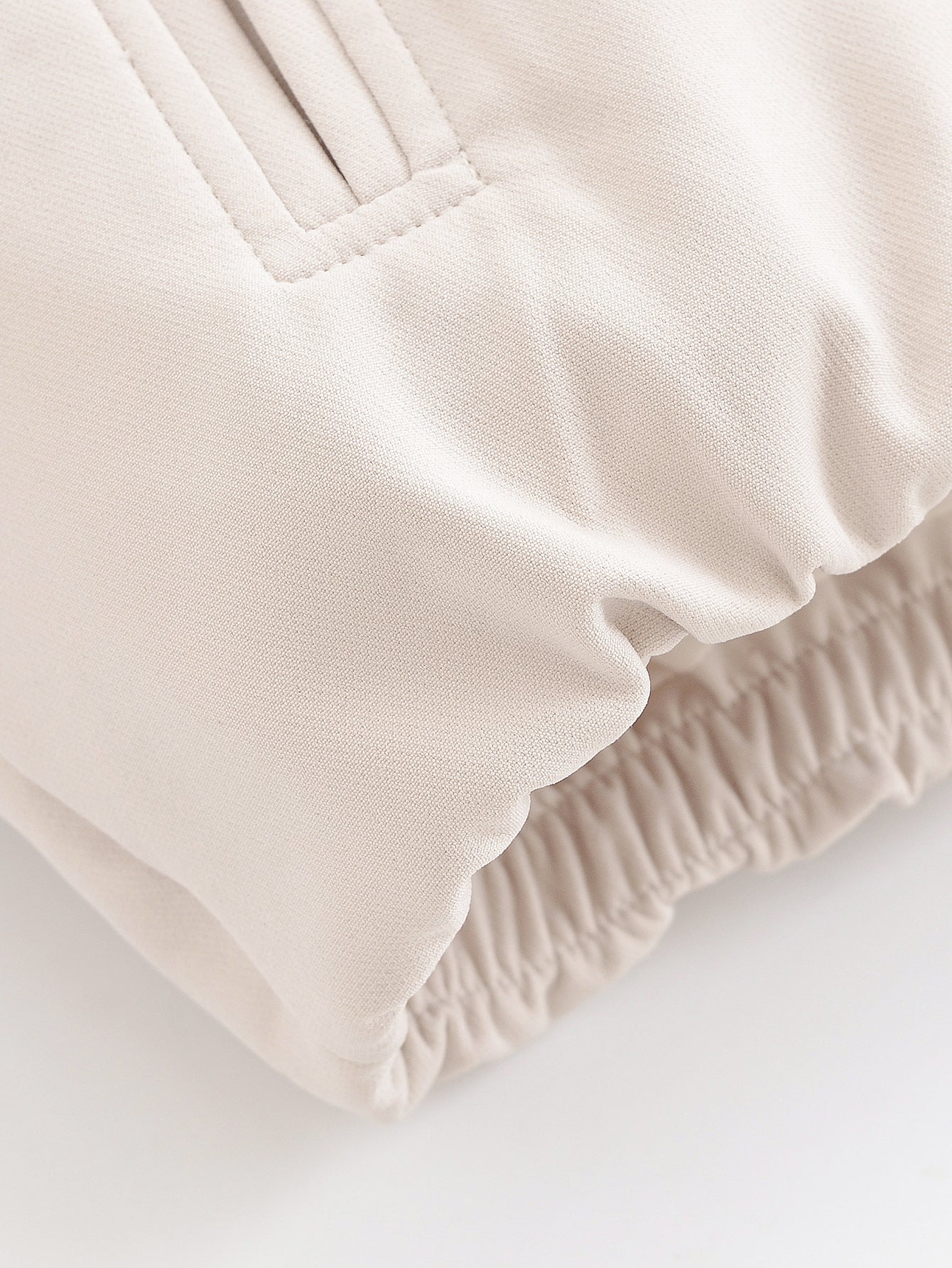 Jaqueta A Sentinela de Hawkins: Bomber Exclusiva TRAF - Atitude e Conforto Vintage.