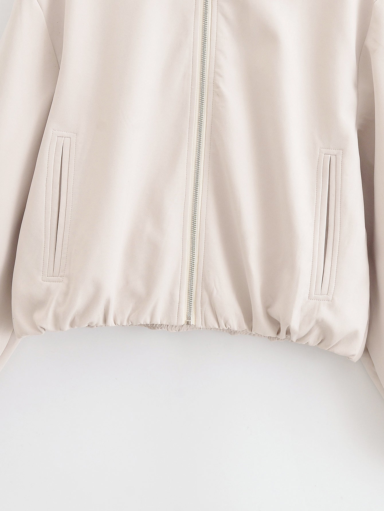 Jaqueta A Sentinela de Hawkins: Bomber Exclusiva TRAF - Atitude e Conforto Vintage.